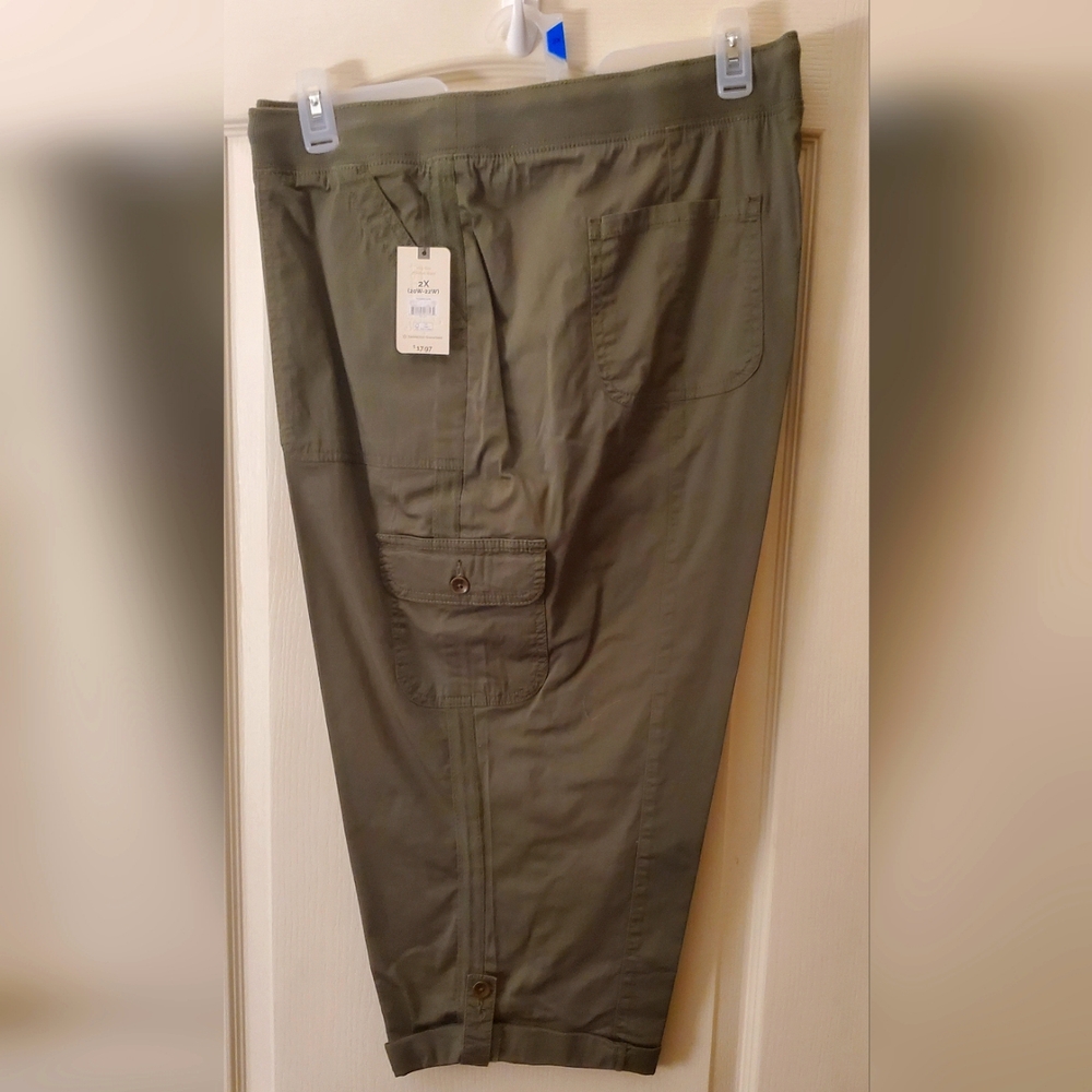 Women's Green Cargo Capri